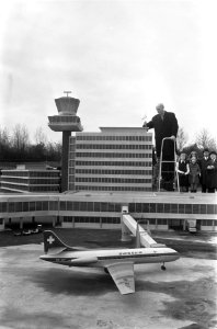 Minister drs. J. A. Bakker van Verkeer en Waterstaat opent Madurodam. Minister B, Bestanddeelnr 923-3803