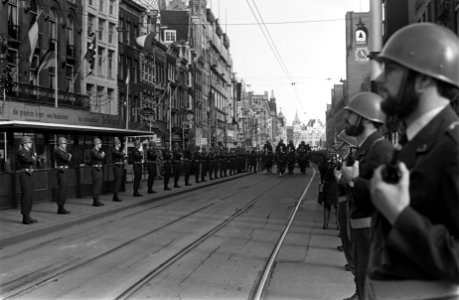 Militairen verzorgen de afzetting langs de route in Amsterdam, Bestanddeelnr 923-0079