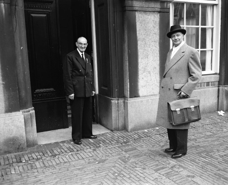 Minister Hofstra van Financiën met de Miljoenennota bij de ingang van de Tweede , Bestanddeelnr 908-9549