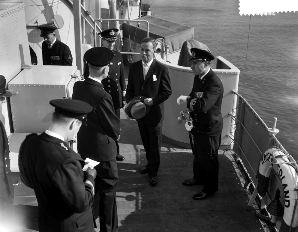 Minister Ir S H Visser (Defensie) bezoekt Den Helder inspectie, Bestanddeelnr 910-7306