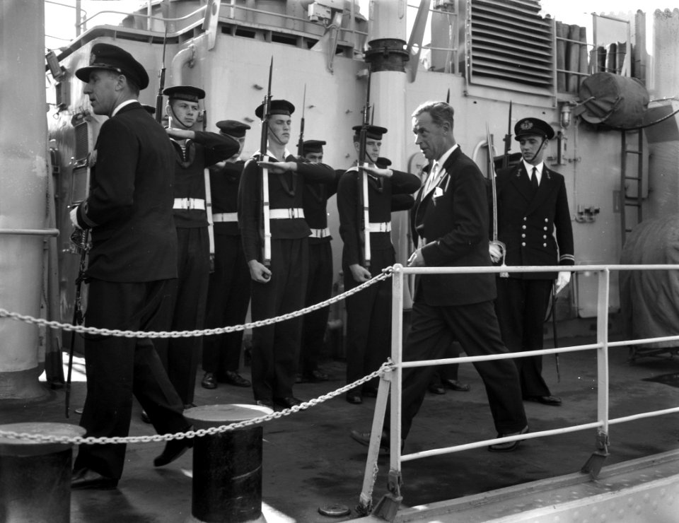 Minister Ir S H Visser (Defensie) bezoekt Den Helder inspectie, Bestanddeelnr 910-7305