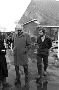 Minister Fons van der Stee bij veehouder Ynse Stienstra in Beetgumermolen, Fries, Bestanddeelnr 930-1391