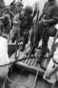 Militairen stappen aan boord van een schip, Bestanddeelnr 192-1-2