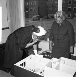 Minister dr MAM Klompe bracht bezoek aan werkwoning in Tuindorp (Osdorp Amst, Bestanddeelnr 914-1803