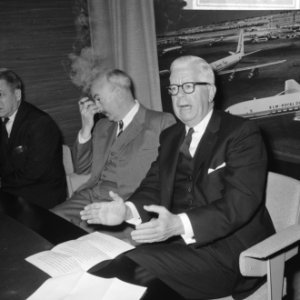 Minister H.H. Fowler op Schiphol, Bestanddeelnr 918-1635