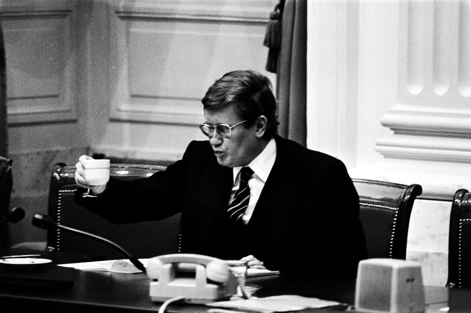 Minister Hans Wiegel (Binnenlandse Zaken) met een kop koffie, Bestanddeelnr 930-5213