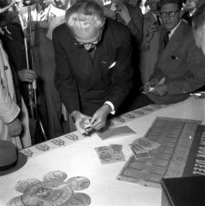 Minister In t Veld verkoopt spaarbrieven Zaandam, Bestanddeelnr 905-1086