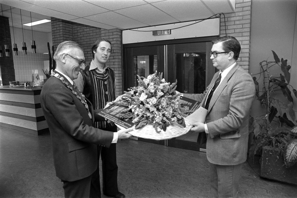 Minister Hans Gruijters (rechts) ontvangt LP van organist Jan Jongepier (midden), Bestanddeelnr 929-4308