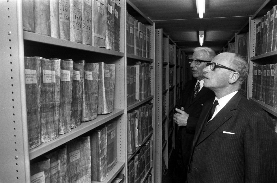 Minister H.W. van Doorn (CRM) en daarachter gemeentearchivaris W.J. van Hoboken , Bestanddeelnr 926-8579