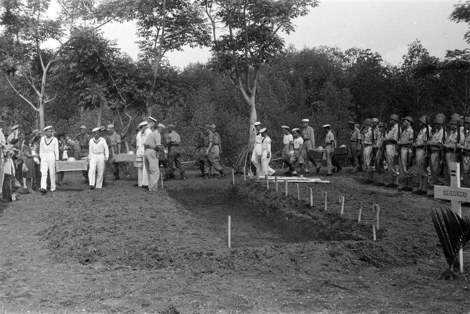 Militairen van land- en zeemacht dragen de kisten naar de groeve, Bestanddeelnr 104-4-1