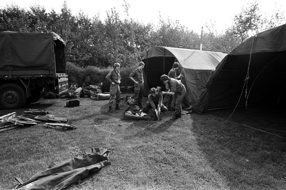 Militairen zetten tenten op, Bestanddeelnr 931-6897