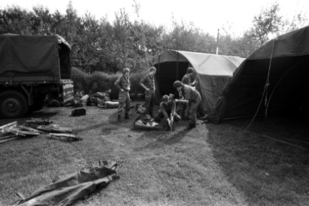 Militairen zetten tenten op, Bestanddeelnr 931-6897