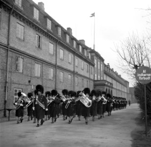 Militairen verlaten de kazerne voor een aubade ter ere van de 55e verjaardag va…, Bestanddeelnr 252-8719