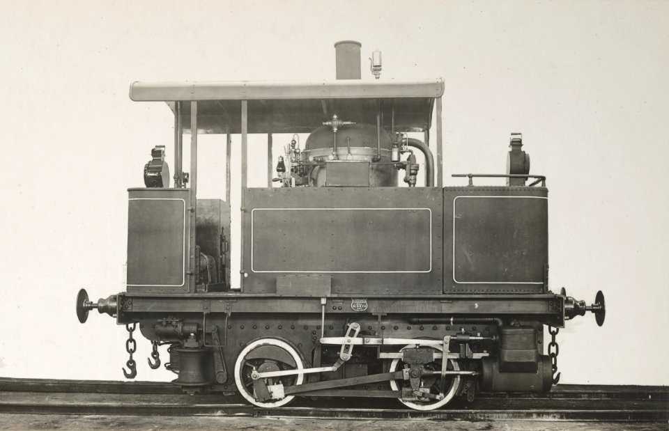 Military Administration - Transportation - Rail - BUILDING LOCOMOTIVES FOR GOVERNMENT. Type of engine made in plant of H.K. Porter Company, Pittsburg, Pa, for use by War Department - NARA - 45501826 (cropped)