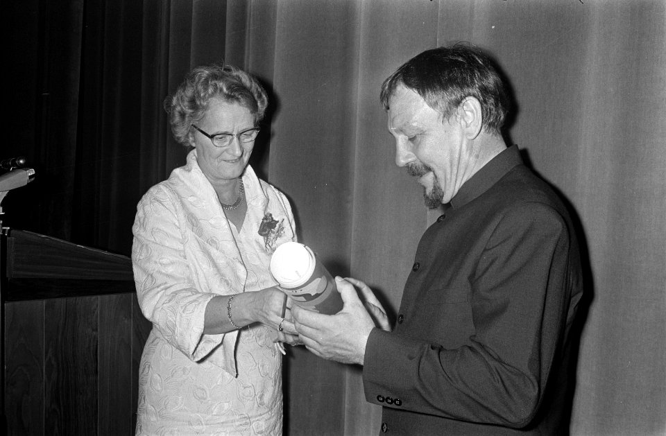 Minister dr. M. A. M. Klompé reikt Staatsprijs voor de Film uit aan Louis van Ga, Bestanddeelnr 922-8581