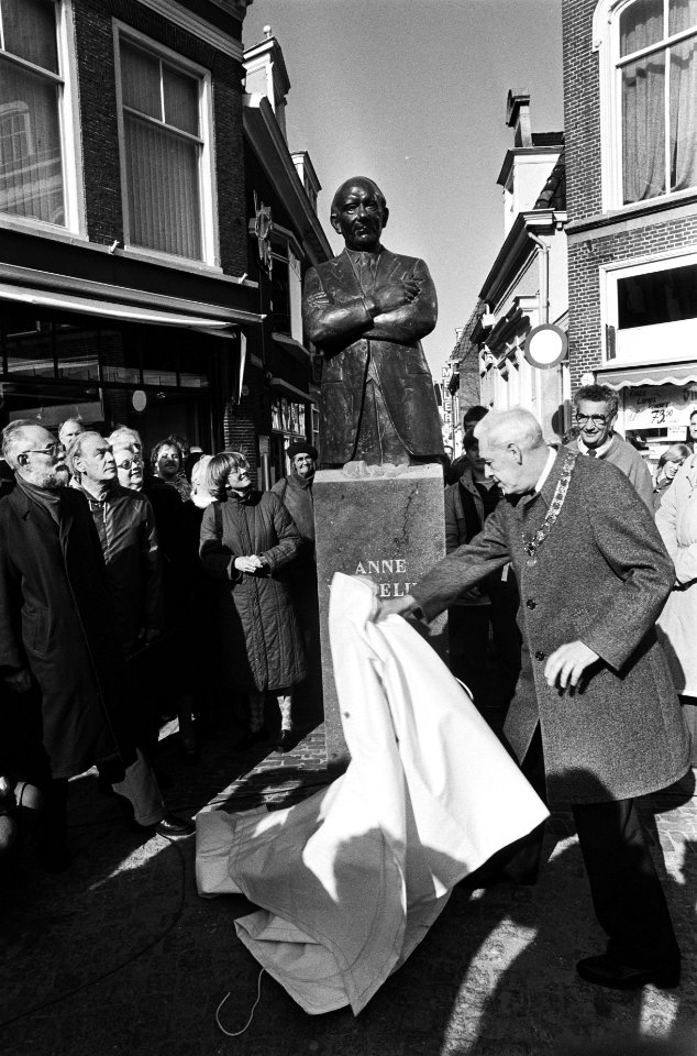 Minister Ed van Thijn, (PvdA) Cornelis Brandsma (PvdA) minister Joop Den Uyl (Pv, Bestanddeelnr 932-0139