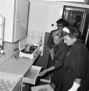 Minister dr MAM Klompe bracht bezoek aan werkwoning in Tuindorp (Osdorp Amst, Bestanddeelnr 914-1805