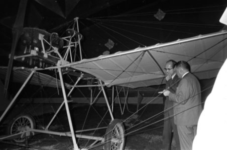 Minister Drees jr. opent Aviodome op Schiphol, minister Drees met heer De Lange , Bestanddeelnr 924-7199