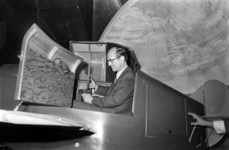 Minister Drees jr. opent Aviodome op Schiphol, Drees in linktrainer, Bestanddeelnr 924-7200