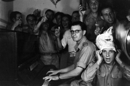 Militairen zingen mee met een pianist, Bestanddeelnr 391