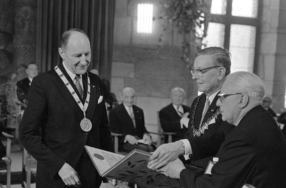 Minister Luns ontvangt Karel de Grote prijs, Bestanddeelnr 920-3009