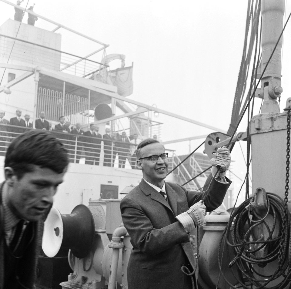 Minister Diepenhorst hees vlag op Engels schip Silicia overdracht schip aan Geme, Bestanddeelnr 918-7615