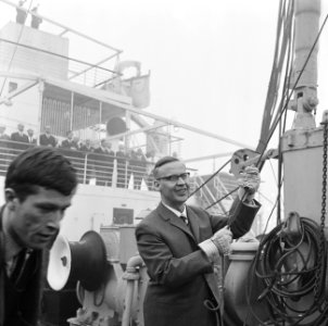 Minister Diepenhorst hees vlag op Engels schip Silicia overdracht schip aan Geme, Bestanddeelnr 918-7615