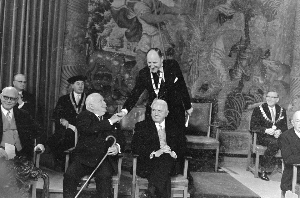 Minister Luns ontvangt Karel de Grote prijs, Bestanddeelnr 920-3007