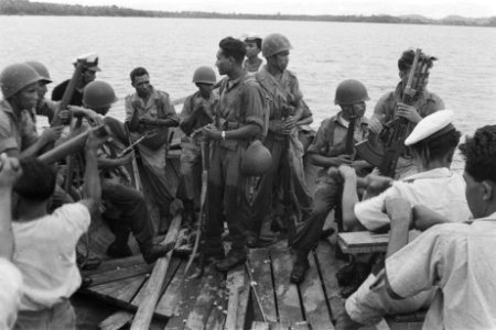 Militairen worden in een sloep naar een schip geroeid, Bestanddeelnr 192-1-1