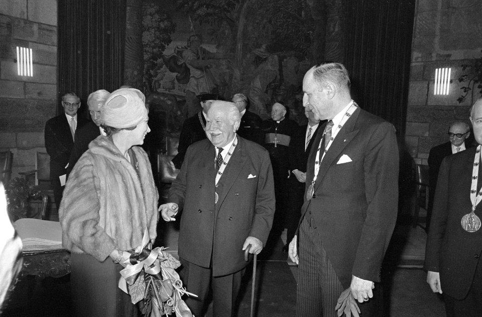 Minister Luns ontvangt Karel de Grote prijs, Bestanddeelnr 920-3005