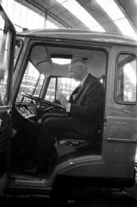 Minister drs. Bakker van Verkeer en Waterstaat opent bedrijfsautotentoonstelling, Bestanddeelnr 923-2223