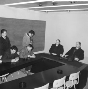 Minister Luns terug uit Parijs Luns tijdens de persconferentie, links mr A T, Bestanddeelnr 914-9592