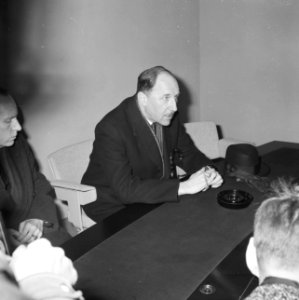 Minister Luns terug uit Parijs Luns tijdens de persconferentie, links mr A T, Bestanddeelnr 914-9588