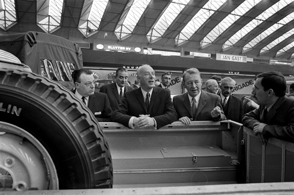 Minister drs. Bakker van Verkeer en Waterstaat opent bedrijfsautotentoonstelling, Bestanddeelnr 923-2217