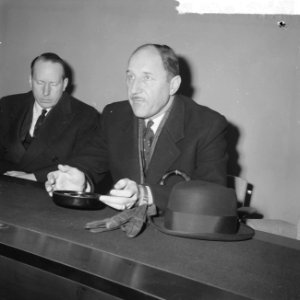 Minister Luns terug uit Parijs Luns tijdens de persconferentie, links mr A T, Bestanddeelnr 914-9587