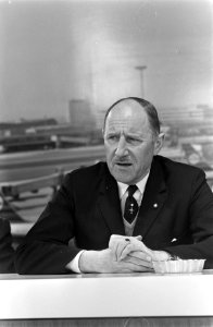 Minister Luns terug uit Ethiopie op Schiphol minister Luns, kop, Bestanddeelnr 922-0705