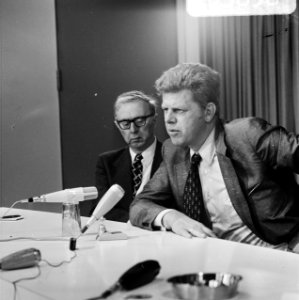 Minister Duisenberg (rechts) en prof Zijlstra (Nederlandse Bank) tijdens persco, Bestanddeelnr 926-5838