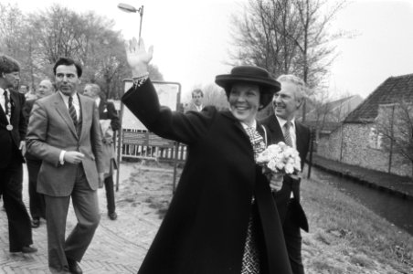 Minister Eelco Brinkman (Welzijn, Volksgezondheid en Cultuur) (l) en koningin Be, Bestanddeelnr 932-5826
