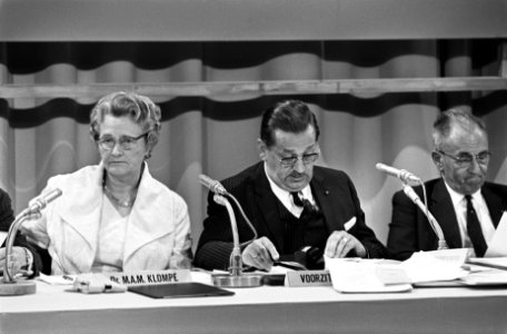 Minister Klompe installeert bestuur van Nederlandse Omroep Stichting, Hilversum , Bestanddeelnr 922-4714