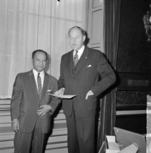 Minister Luns ontving zaakgelastigde voor Indonesie de heer M Sjarif op Ministe, Bestanddeelnr 914-9993