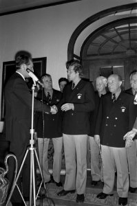 Minister Engels van CRM feliciteert Ajax-speler Piet Keizer, Bestanddeelnr 925-6435