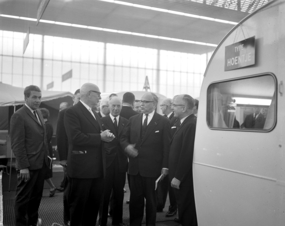 Minister Korthals 46e Autotentoonstelling RAI geopend Minister Korthals, Bestanddeelnr 914-7973
