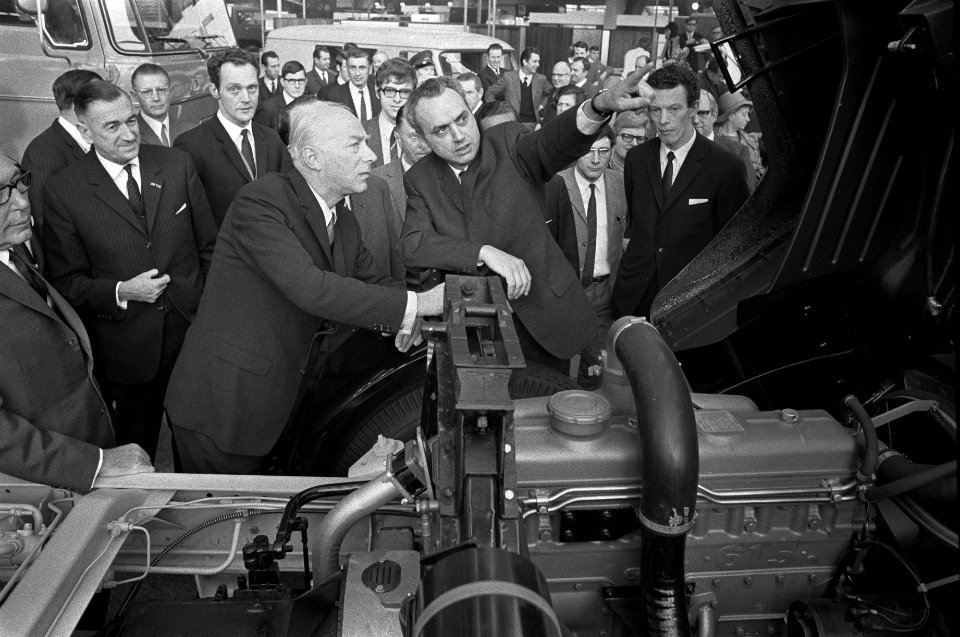Minister drs. Bakker van Verkeer en Waterstaat opent bedrijfsautotentoonstelling, Bestanddeelnr 923-2218