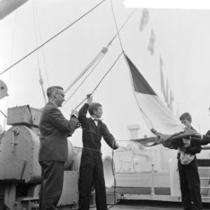 Minister Diepenhorst hees vlag op Engels schip Silicia overdracht schip aan Geme, Bestanddeelnr 918-7617