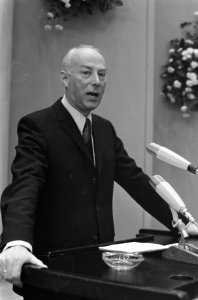 Minister drs. Bakker van Verkeer en Waterstaat opent bedrijfsautotentoonstelling, Bestanddeelnr 923-2222
