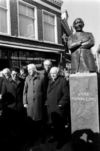 Minister Ed van Thijn, (PvdA) Cornelis Brandsma (PvdA) minister Joop Den Uyl (Pv, Bestanddeelnr 932-0138