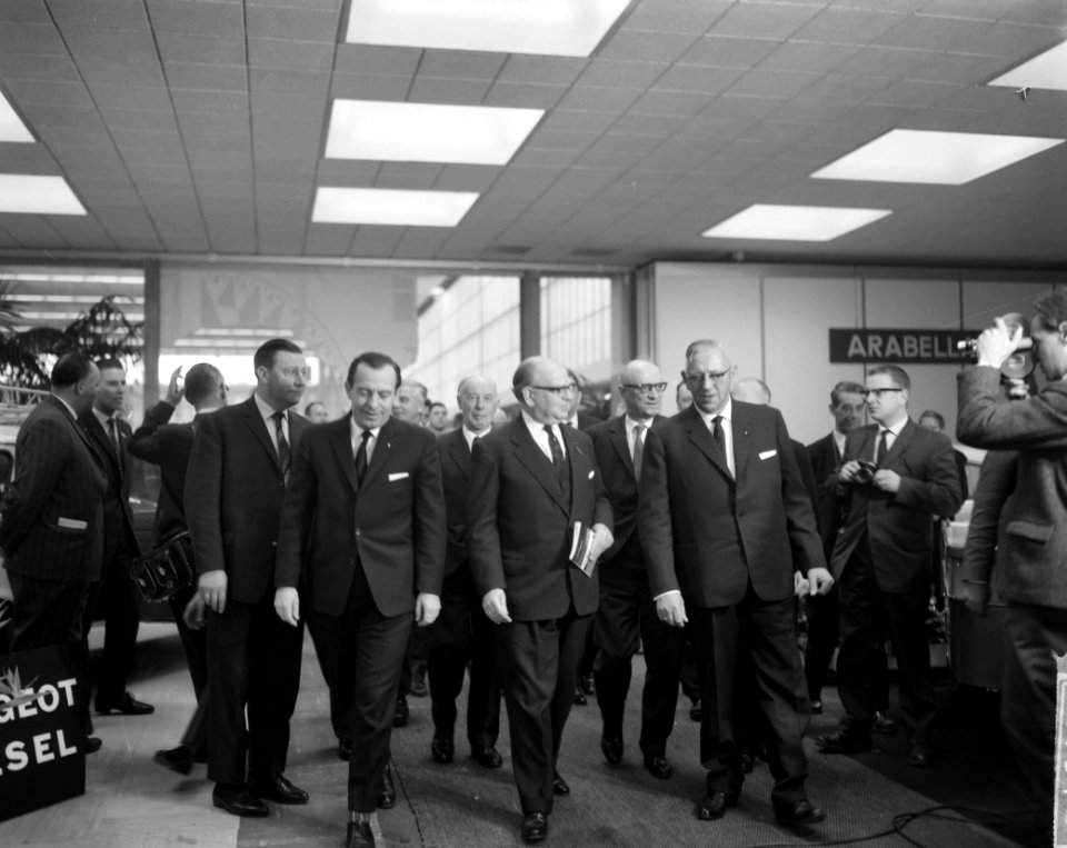 Minister Korthals 46e Autotentoonstelling RAI geopend Minister Korthals, Bestanddeelnr 914-7972