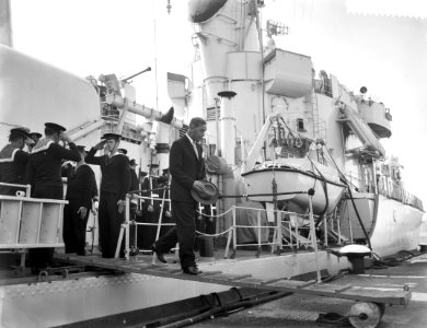 Minister Ir S H Visser (Defensie) bezoekt Den Helder verlaat schip, Bestanddeelnr 910-7303