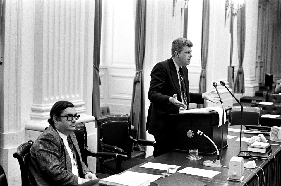 Minister Duisenberg (rechts) aan het woord links minister Gruijters, Bestanddeelnr 927-9541