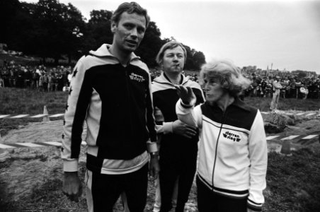 Minister Gardeniers instrueert Marcel van Dam voor de motortrial, Bestanddeelnr 930-3913